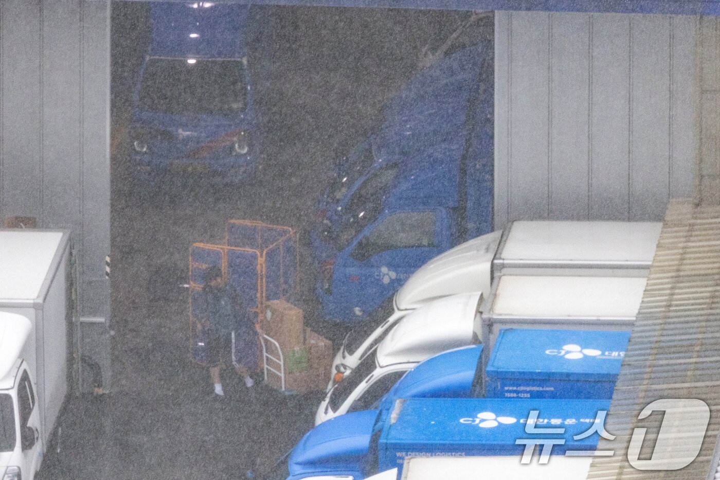 본문 이미지 - 경기 부천시의 한 택배 물류센터에 CJ대한통운 택배 차량의 모습이 보이고 있다.  2025.8.13/뉴스1 ⓒ News1 이승배 기자