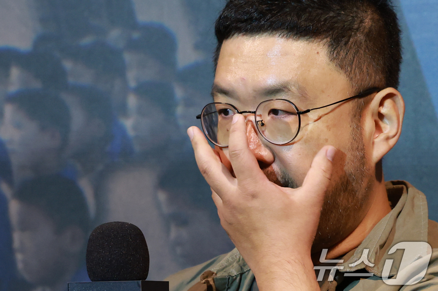 (서울=뉴스1) 권현진 기자 = 조성현 PD가 13일 오전 서울 용산구 CGV용산아이파크몰에서 열린 넷플릭스 다큐멘터리 '나는 생존자다' 제작보고회에 참석해 취재진 질문을 듣고 있 …