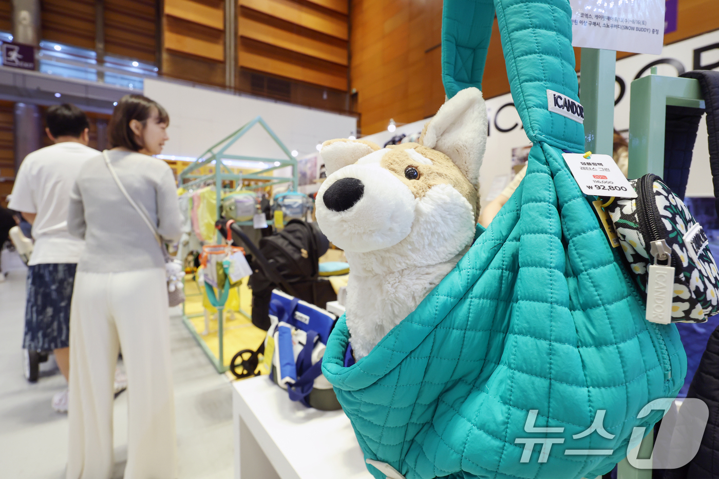 (서울=뉴스1) 민경석 기자 = 13일 오전 서울 강남구 코엑스에서 열린 '2025 케이펫페어 서울'을 찾은 관람객들이 다양한 종류의 애경용품을 살펴보고 있다.이번 전시에서는 사료 …