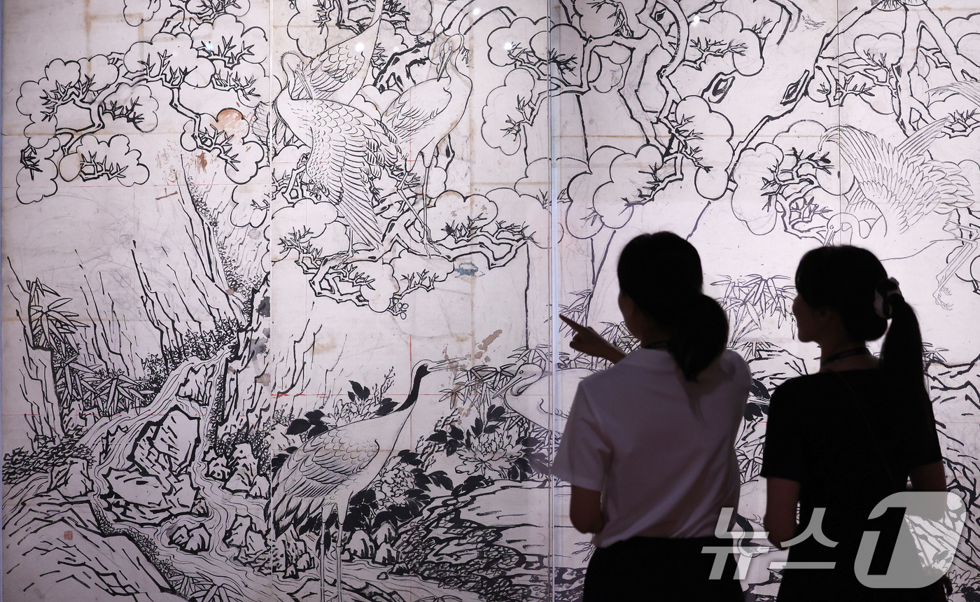 (서울=뉴스1) 박지혜 기자 = 13일 서울 종로구 국립고궁박물관 2층 기획전시실에서 열린 특별전 '창덕궁의 근사謹寫한 벽화' 언론 공개회에서 참석자들이 최초 공개된 김은호의 백학 …