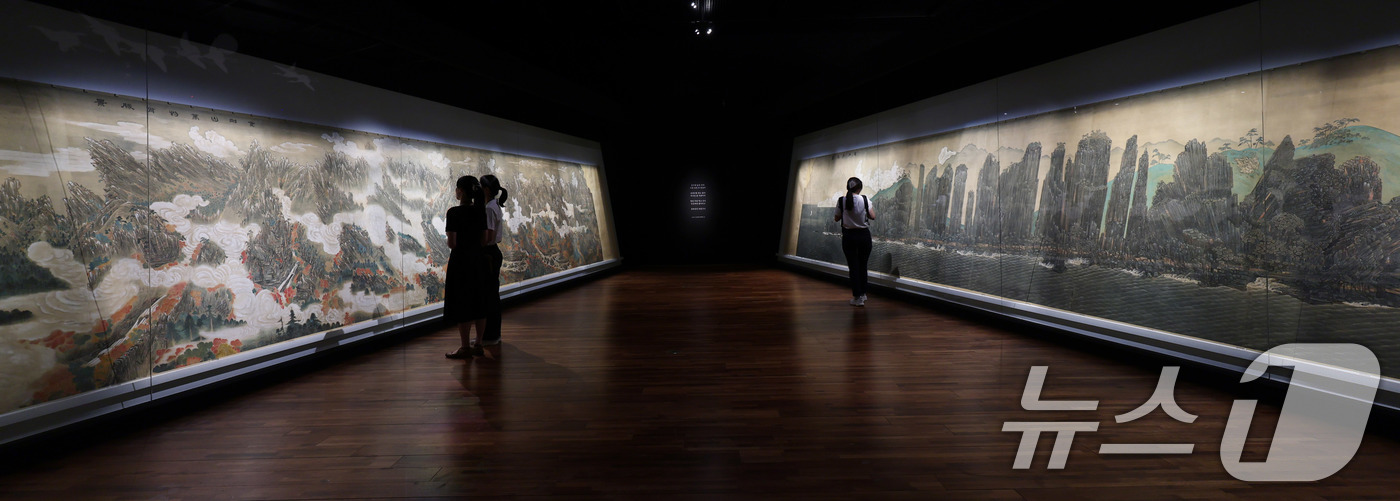 (서울=뉴스1) 박지혜 기자 = 13일 서울 종로구 국립고궁박물관 2층 기획전시실에서 열린 특별전 '창덕궁의 근사謹寫한 벽화' 언론 공개회에서 참석자들이 전시된 벽화를 살펴보고 있 …