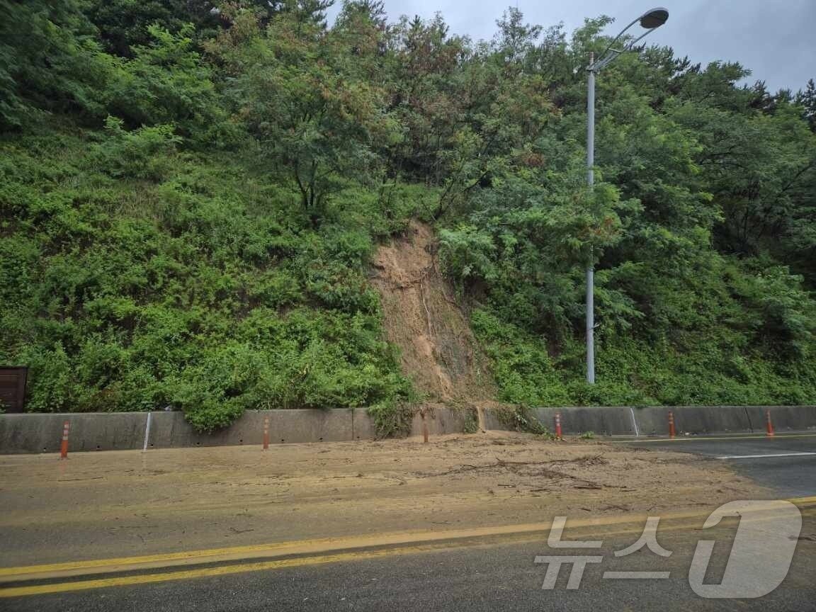 본문 이미지 - 인천시 중구 남북동 도로에서 비탈면이 유실된 모습.&#40;인천시 제공. 재배포 및 DB금지&#41;2025.8.13/뉴스1 ⓒ News1 박소영 기자
