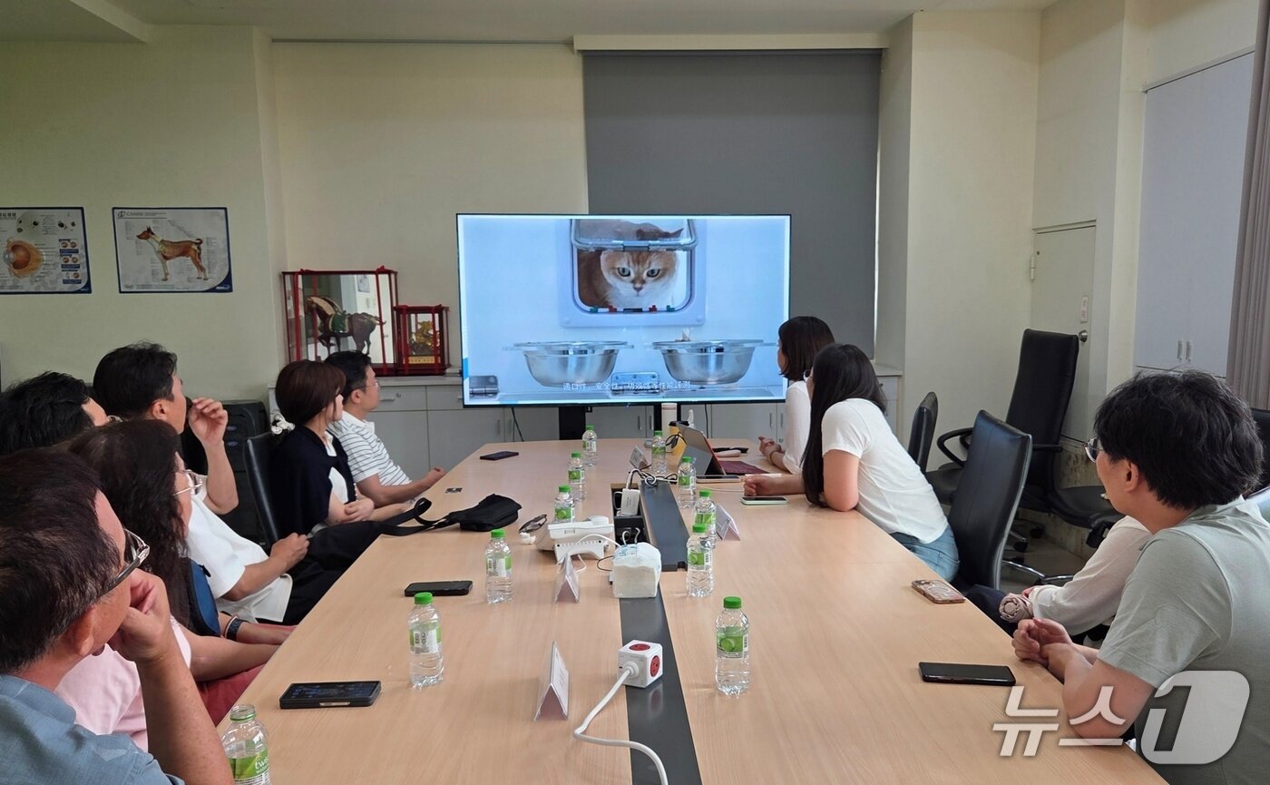 본문 이미지 - 부산시수의사회 임원들이 11일 대만 타이중 신겐 본사에서 관계자로부터 회사 내 고양이센터 소개를 듣고 있다. ⓒ 뉴스1