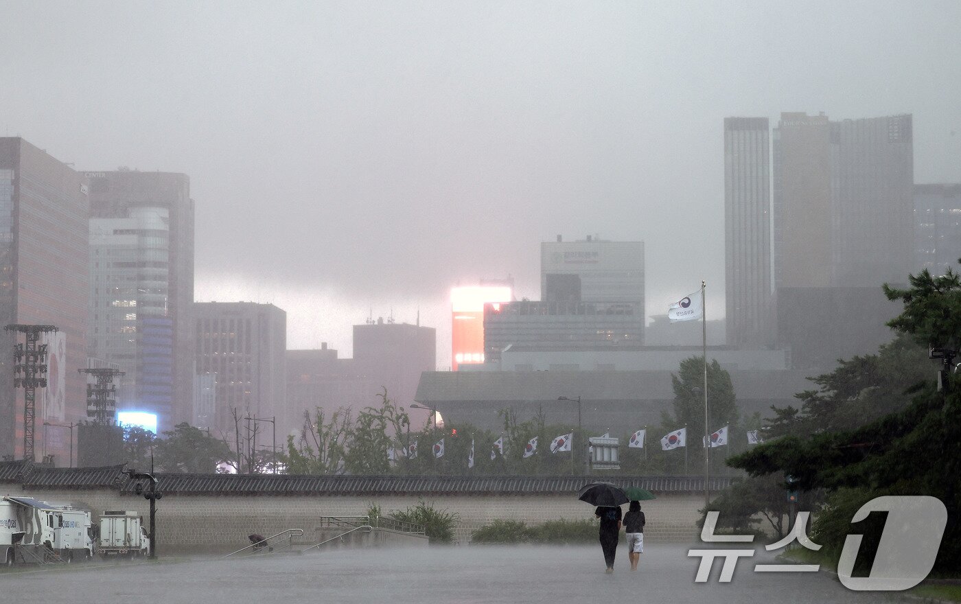 본문 이미지 - 호우특보가 발효된 가운데 13일 서울 종로구 국립고궁박물관 인근에서 바라본 하늘이 먹구름으로 뒤덮여 있다. 2025.8.13/뉴스1 ⓒ News1 박지혜 기자
