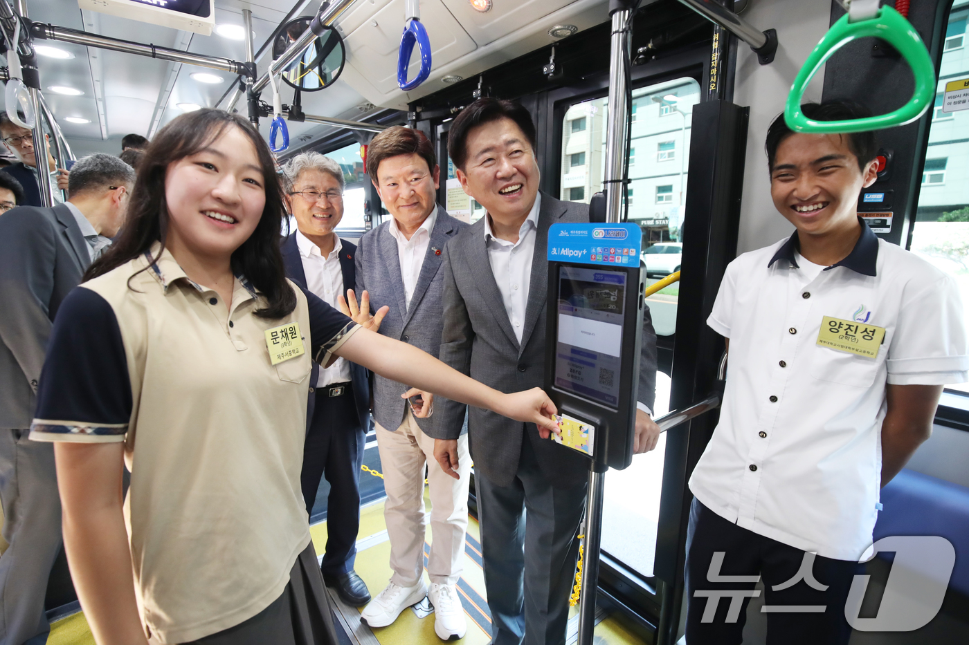(제주=뉴스1) 오현지 기자 = 오영훈 제주지사, 이상봉 제주도의회 의장, 김광수 제주도교육감이 13일 오전 열린 청소년 대중교통 무료이용 개통식에서 청소년들과 버스에 탑승해 기념 …