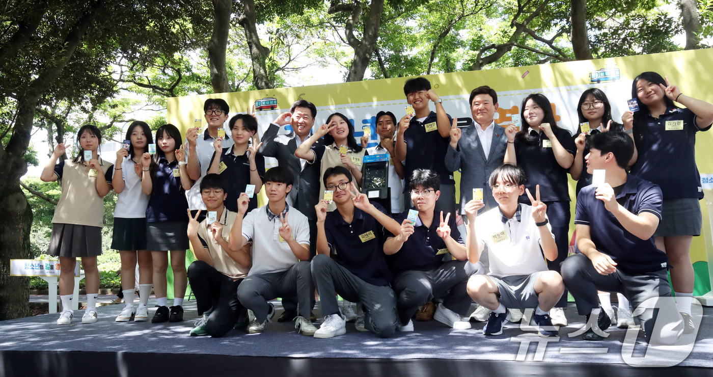 (제주=뉴스1) 오현지 기자 = 13일 오전 제주시 연동 삼다공원에서 열린 청소년 대중교통 무료이용 개통식에서 오영훈 제주지사와 김광수 제주교육감이 청소년들과 기념촬영을 하고 있다 …