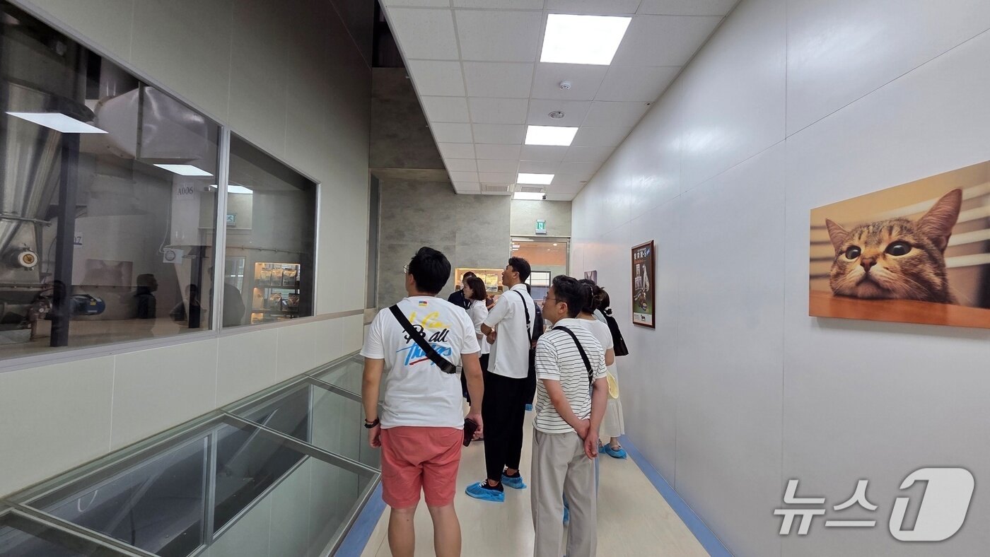 본문 이미지 - 부산시수의사회 임원들이 11일 대만 타이중 신겐 본사를 둘러보고 있다. ⓒ 뉴스1