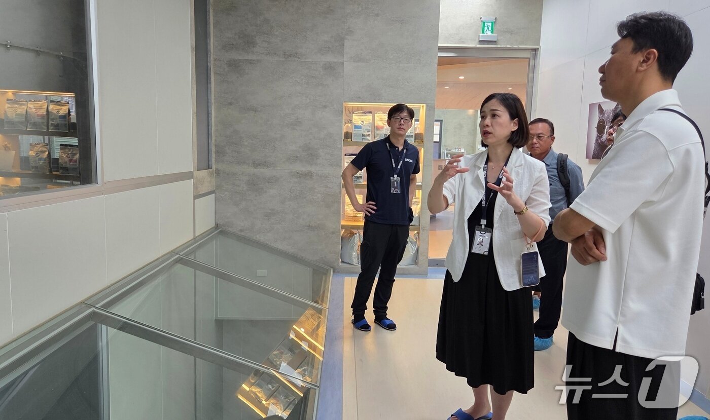 본문 이미지 - 부산시수의사회 임원들이 11일 대만 타이중 신겐 본사를 둘러보고 있다. ⓒ 뉴스1