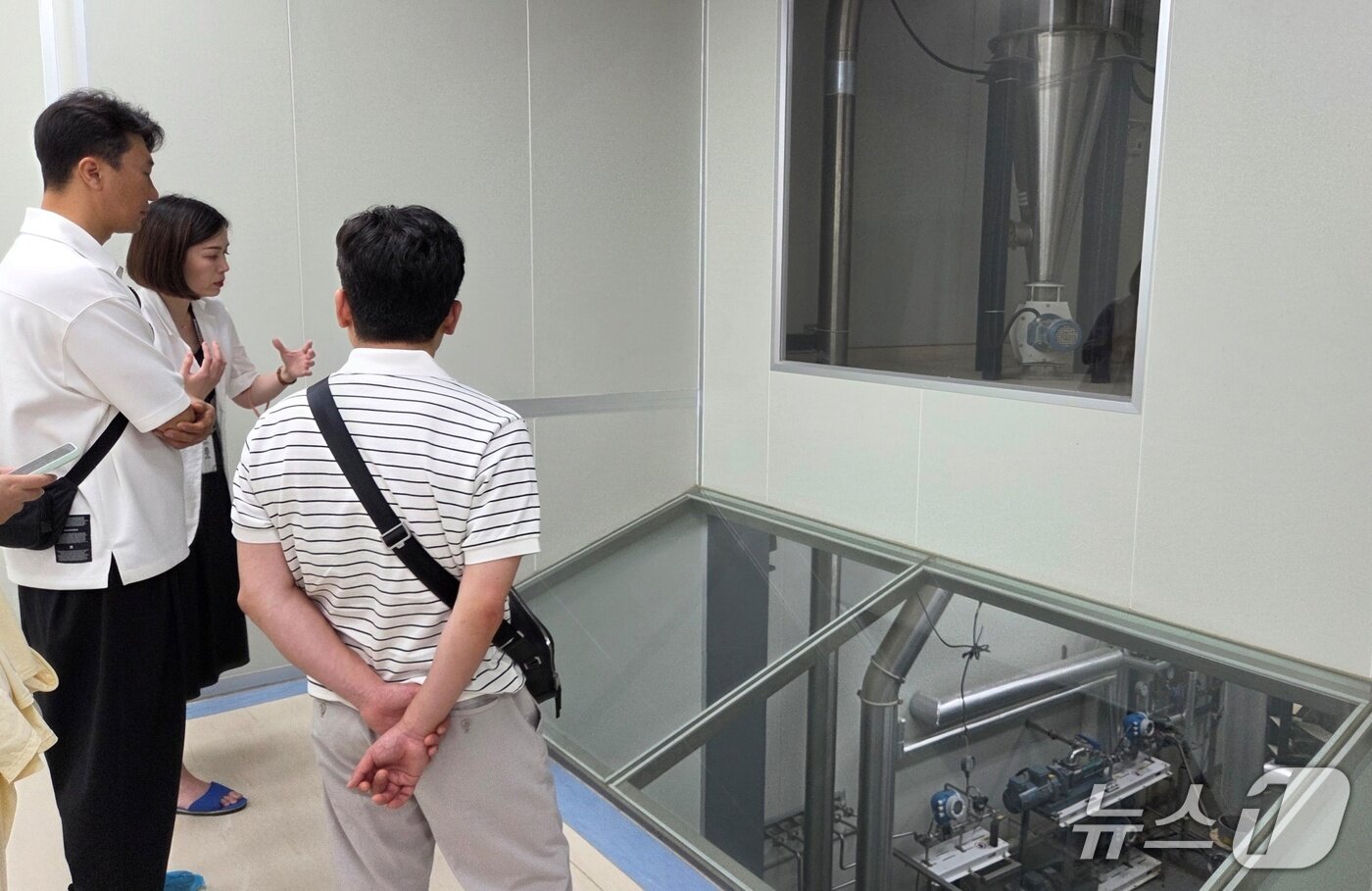 본문 이미지 - 부산시수의사회 임원들이 11일 대만 타이중 신겐 본사를 둘러보고 있다. ⓒ 뉴스1