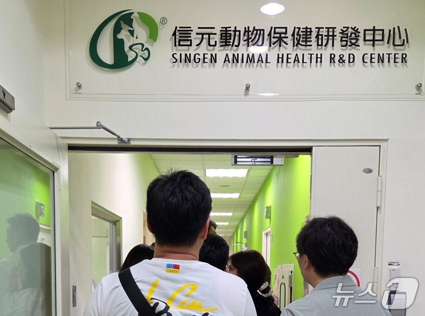 본문 이미지 - 부산시수의사회 임원들이 11일 대만 타이중 신겐 본사를 둘러보고 있다. ⓒ 뉴스1