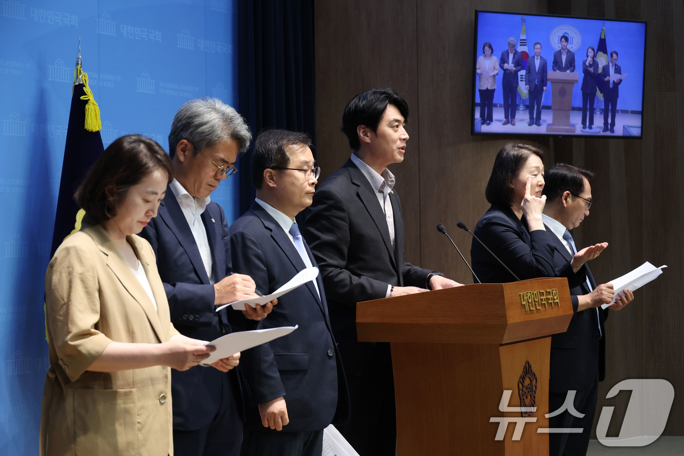 (서울=뉴스1) 이광호 기자 = 더불어민주당 정치검찰 조작기소대응TF단장인 한준호 의원이 13일 서울 여의도 국회 소통관에서 가진 기자회견에서 쌍방울 대북송금 사건과 관련해 위증 …