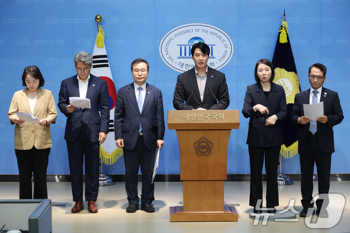 (서울=뉴스1) 이광호 기자 = 더불어민주당 정치검찰 조작기소대응TF단장인 한준호 의원이 13일 서울 여의도 국회 소통관에서 가진 기자회견에서 쌍방울 대북송금 사건과 관련해 위증 …