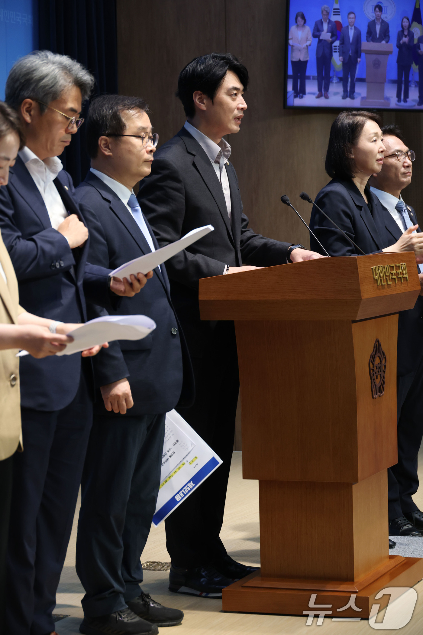 (서울=뉴스1) 이광호 기자 = 더불어민주당 정치검찰 조작기소대응TF단장인 한준호 의원이 13일 서울 여의도 국회 소통관에서 가진 기자회견에서 쌍방울 대북송금 사건과 관련해 위증 …