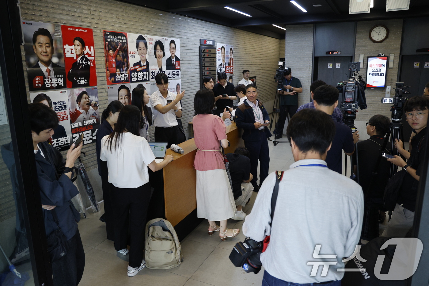 (서울=뉴스1) 안은나 기자 = 민중기 특별검사팀(김건희 특검팀)이 '건진법사 청탁 의혹'과 관련해 국민의힘 여의도 당사 압수수색 영장을 집행한 13일 당사에 취재진이 대기하고 있 …