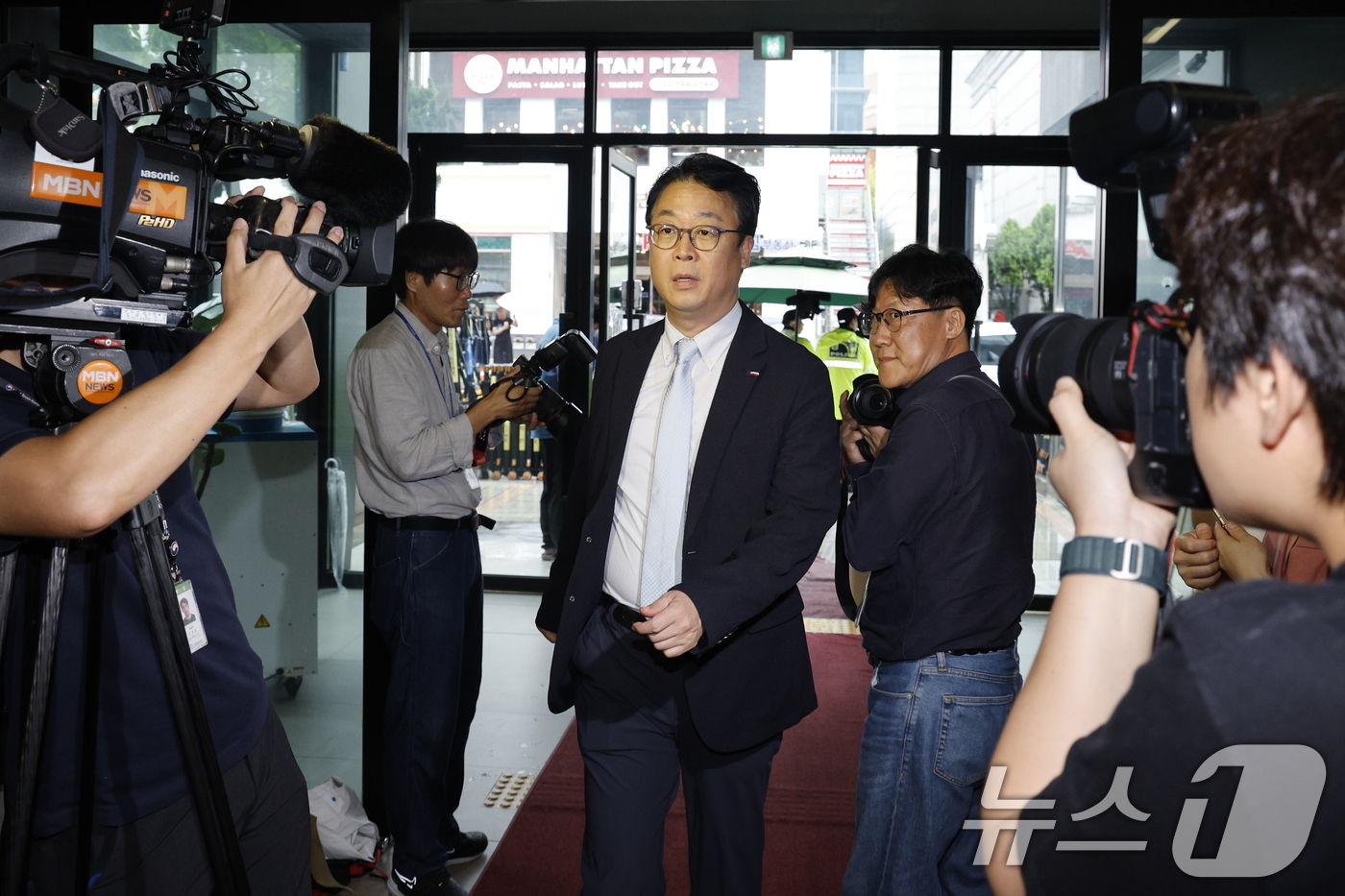 (서울=뉴스1) 안은나 기자 = 민중기 특별검사팀(김건희 특검팀)이 '건진법사 청탁 의혹'과 관련해 국민의힘 여의도 당사 압수수색 영장을 집행한 13일 곽규택 의원이 당사에 도착하 …