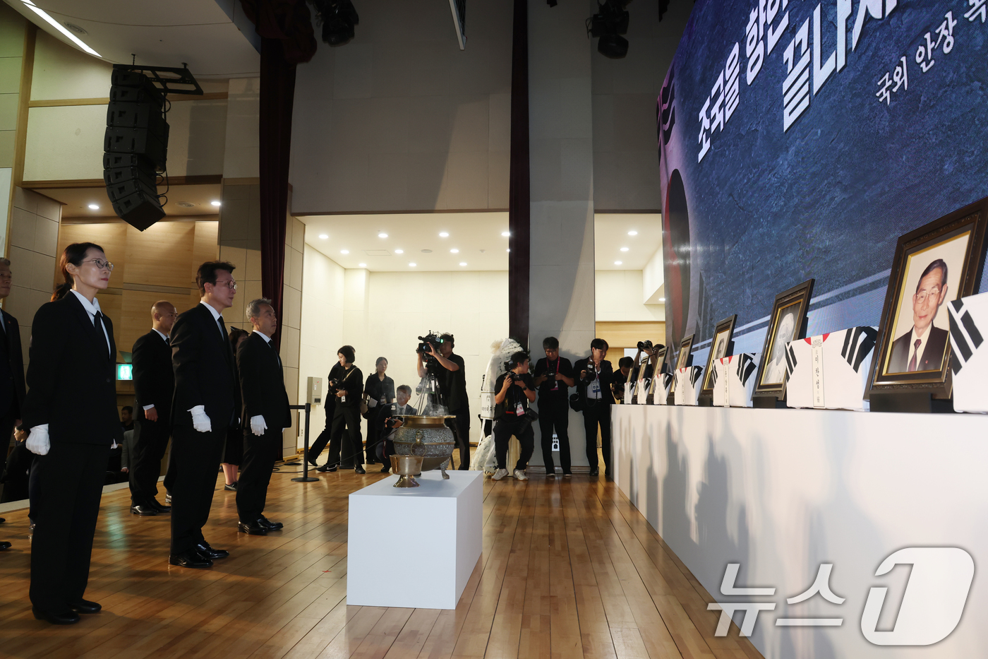 (서울=뉴스1) 청사사진기자단 = 김민석 국무총리가 13일 서울 동작구 국립서울현충원 현충관에서 열린 국외 안장 독립유공자 유해봉환식에서 분향하고 있다. 2025.8.13/뉴스1