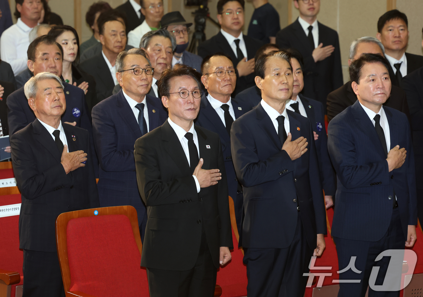 (서울=뉴스1) 청사사진기자단 = 김민석 국무총리가 13일 서울 동작구 국립서울현충원 현충관에서 열린 국외 안장 독립유공자 유해봉환식에서 국민의례 하고 있다. 2025.8.13/뉴 …