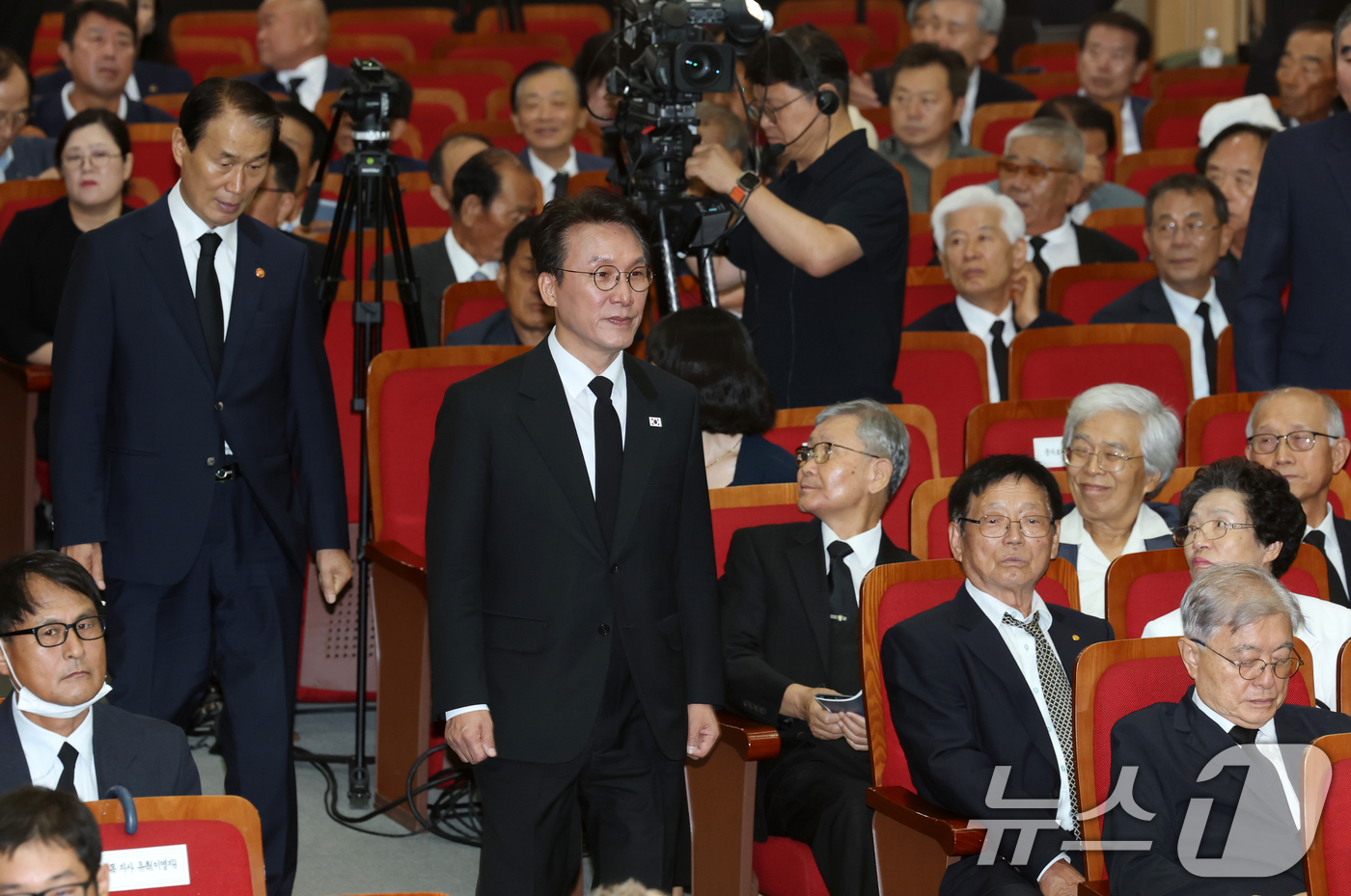 (서울=뉴스1) 청사사진기자단 = 김민석 국무총리가 13일 서울 동작구 국립서울현충원 현충관에서 열린 국외 안장 독립유공자 유해봉환식에 참석하고 있다. 2025.8.13/뉴스1