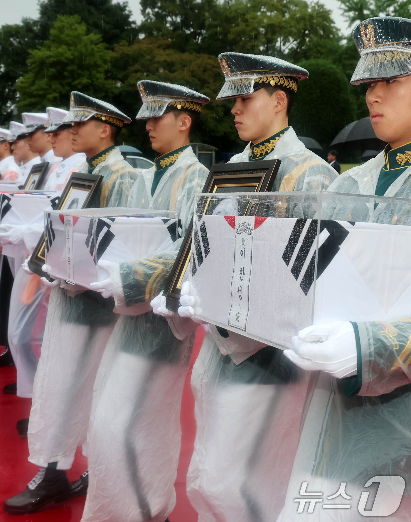 (서울=뉴스1) 청사사진기자단 = 13일 서울 동작구 국립서울현충원에서 열린 국외 안장 독립유공자 유해 봉환식에서 국방부 의장병들이 김덕윤 지사 등 6명의 독립유공자 영현을 대전현 …