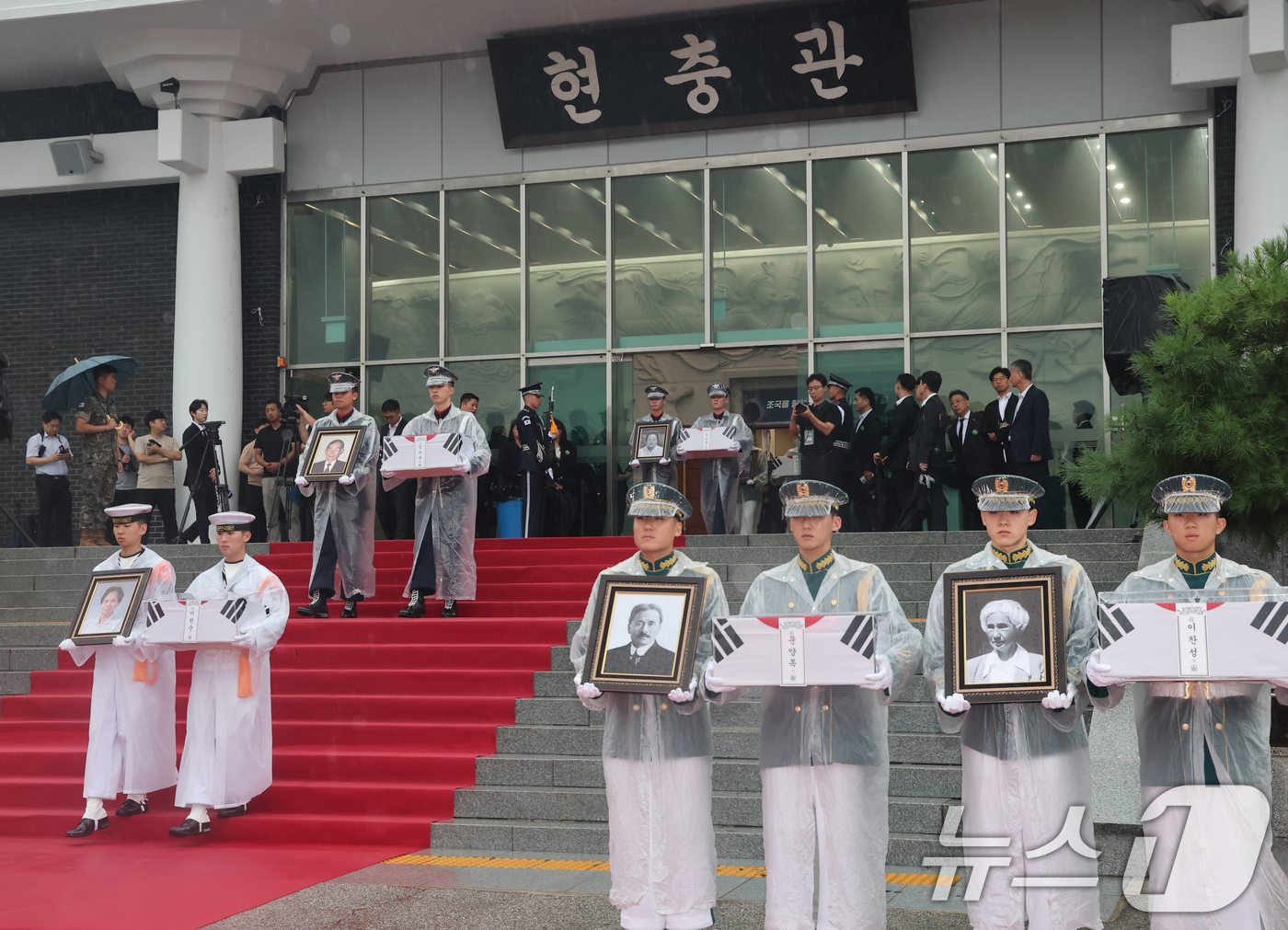 (서울=뉴스1) 청사사진기자단 = 13일 서울 동작구 국립서울현충원에서 열린 국외 안장 독립유공자 유해 봉환식에서 국방부 의장병들이 김덕윤 지사 등 6명의 독립유공자 영현을 대전현 …