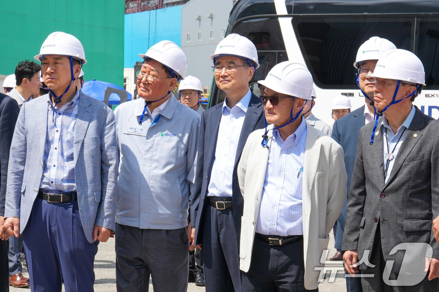 (서울=뉴스1) = 조현 외교부 장관이 13일 조셉 윤 주한미국대사 대리, 김석기 국회 외교통일위원장과 함께 울산 HD현대조선소를 방문해 선박 건조현장을  살펴보고 있다. (외교부 …