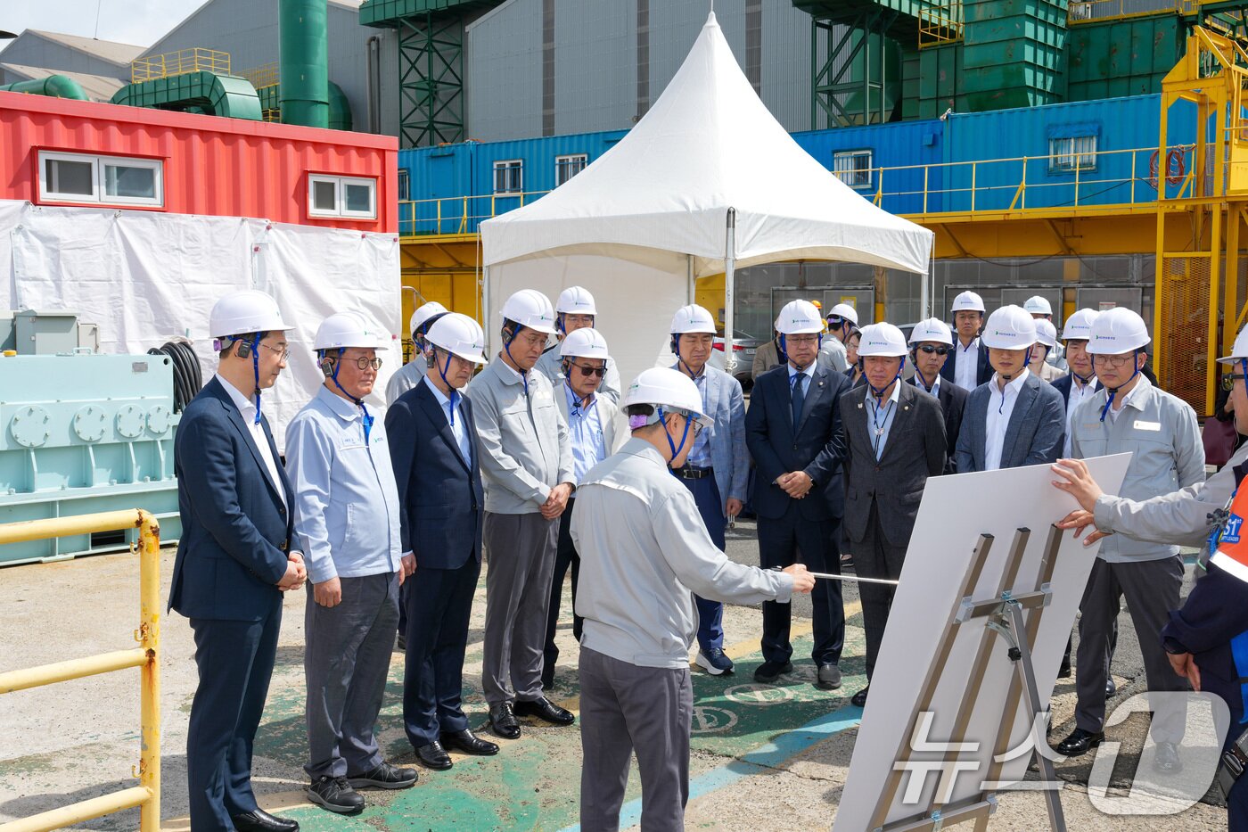 본문 이미지 - 조현 외교부 장관이 13일 조셉 윤 주한미국대사 대리, 김석기 국회 외교통일위원장과 함께 울산 HD현대조선소를 방문해 보고를 받고 있다. (외교부 제공, 재판매 및 DB금지) 2025.8.13/뉴스1
