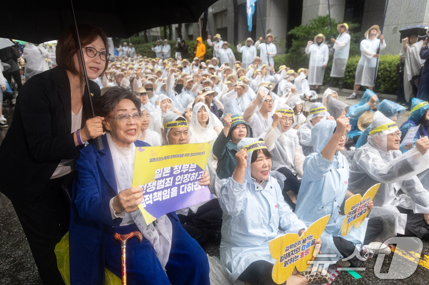 (서울=뉴스1) 이승배 기자 = 일본군 위안부 피해자 이용수 할머니가 13일 오후 서울 종로구 옛 일본대사관 인근에서 열린 일본군 위안부 문제 해결을 위한 제1713차 수요시위에서 …