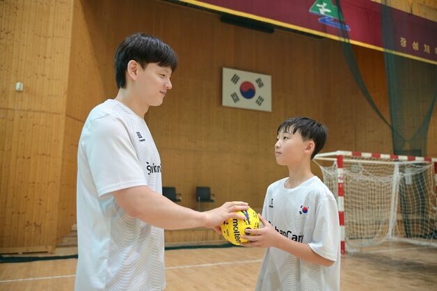 "TV에 나온 그 형 맞아?"…남자 핸드볼 국가대표, 꿈나무 대상 재능 기부