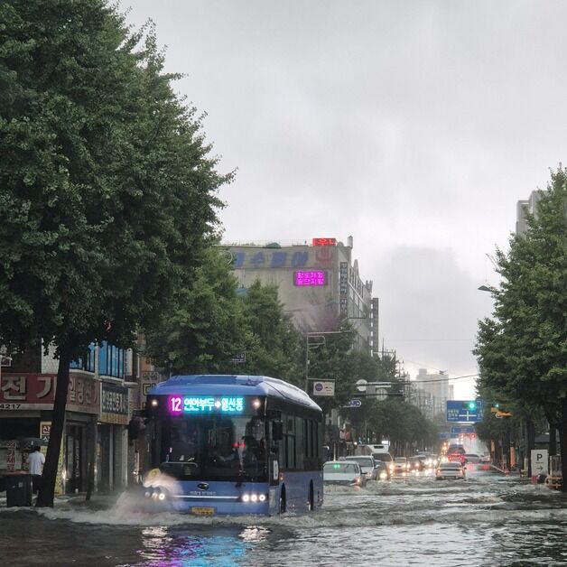 인천 '극한 폭우'…12시간 200㎜ 넘겨 도로·역사 침수 피해 속출