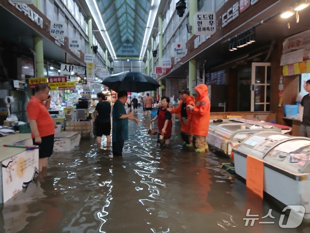 본문 이미지 - 13일 오전 많은 비로 도로가 잠긴 인천 서구 정서진중앙시장&#40;인천소방본부 제공.재판매 및 DB금지&#41;