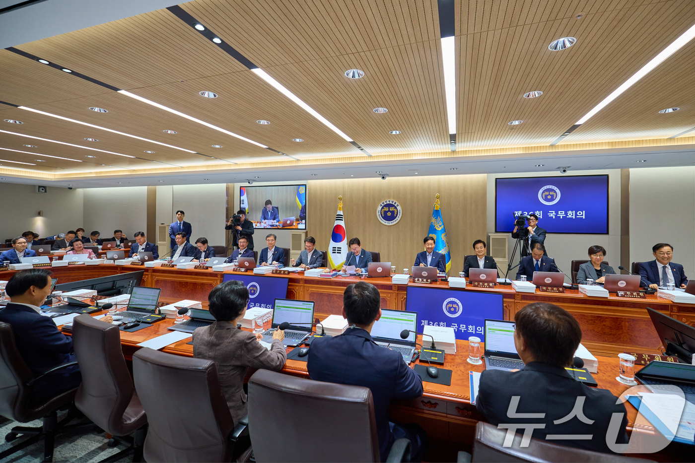 (서울=뉴스1) 허경 기자 = 이재명 대통령이 지난 12일 서울 용산 대통령실 청사에서 열린 국무회의를 주재하고 있다. (대통령실 제공. 재판매 및 DB금지) 2025.8.13/뉴 …