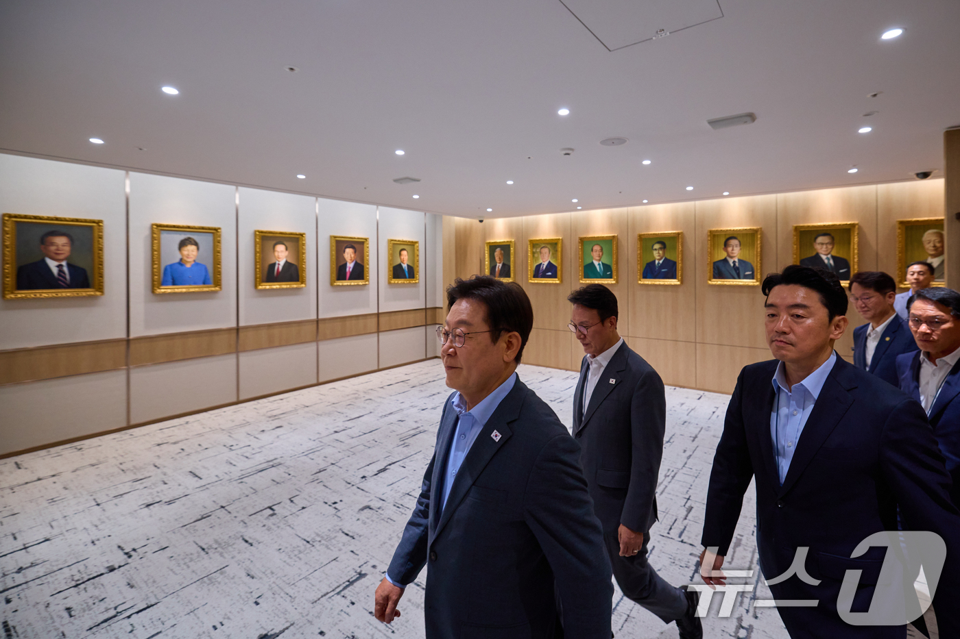 (서울=뉴스1) 허경 기자 = 이재명 대통령이 지난 12일 서울 용산 대통령실 청사에서 열린 국무회의에 참석하기 위해 국무회의실 복도를 지나고 있다. (이재명 대통령 SNS. 재판 …