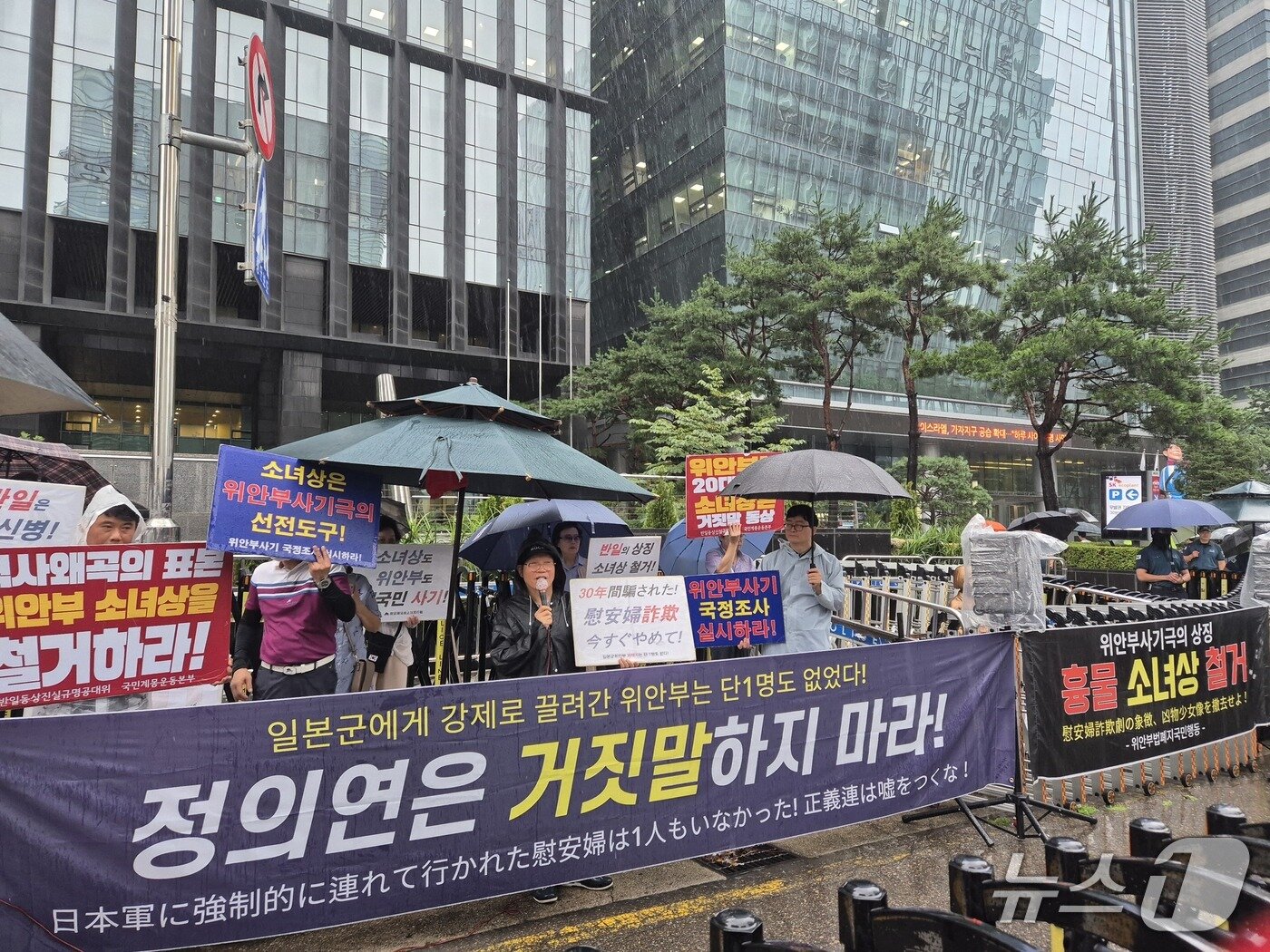 본문 이미지 - 13일 오후 서울 종로구 평화의 소녀상 인근에서 열린 우익 단체의 수요시위 반대 집회.2025.8.13/뉴스1 ⓒ News1 신윤하 기자