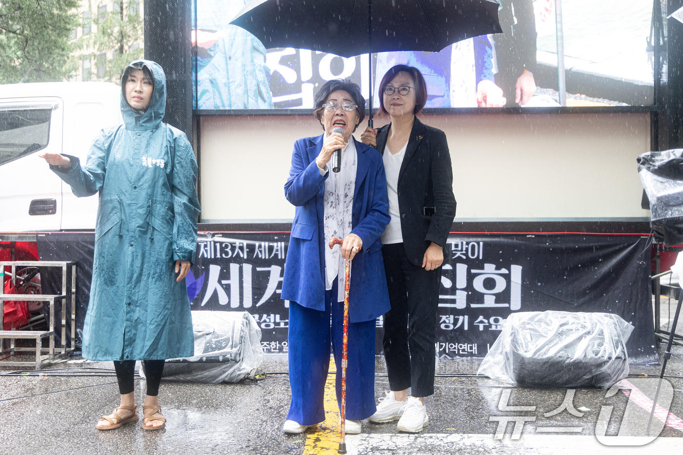 (서울=뉴스1) 이승배 기자 = 일본군 위안부 피해자 이용수 할머니가 13일 오후 서울 종로구 옛 일본대사관 인근에서 열린 일본군 위안부 문제 해결을 위한 제1713차 수요시위에서 …