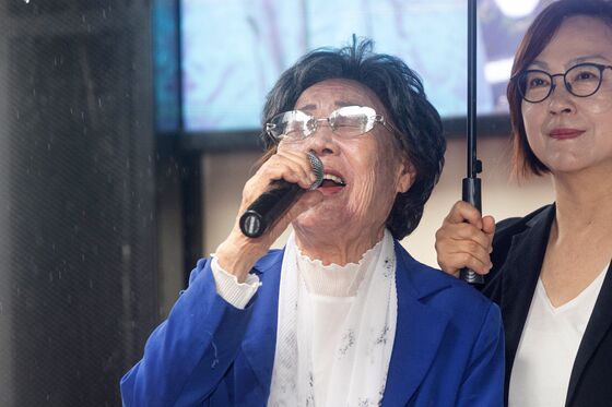기림일 앞 울먹인 이용수 할머니…폭우 속 600명 "日 공식 사과하라"