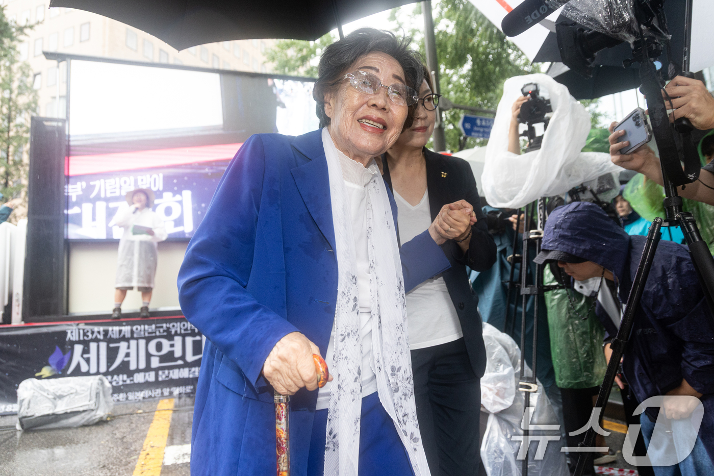 (서울=뉴스1) 이승배 기자 = 일본군 위안부 피해자 이용수 할머니가 13일 오후 서울 종로구 옛 일본대사관 인근에서 열린 일본군 위안부 문제 해결을 위한 제1713차 수요시위에서 …