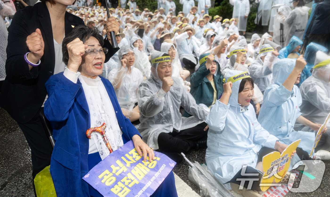 (서울=뉴스1) 이승배 기자 = 일본군 위안부 피해자 이용수 할머니가 13일 오후 서울 종로구 옛 일본대사관 인근에서 열린 일본군 위안부 문제 해결을 위한 제1713차 수요시위에 …