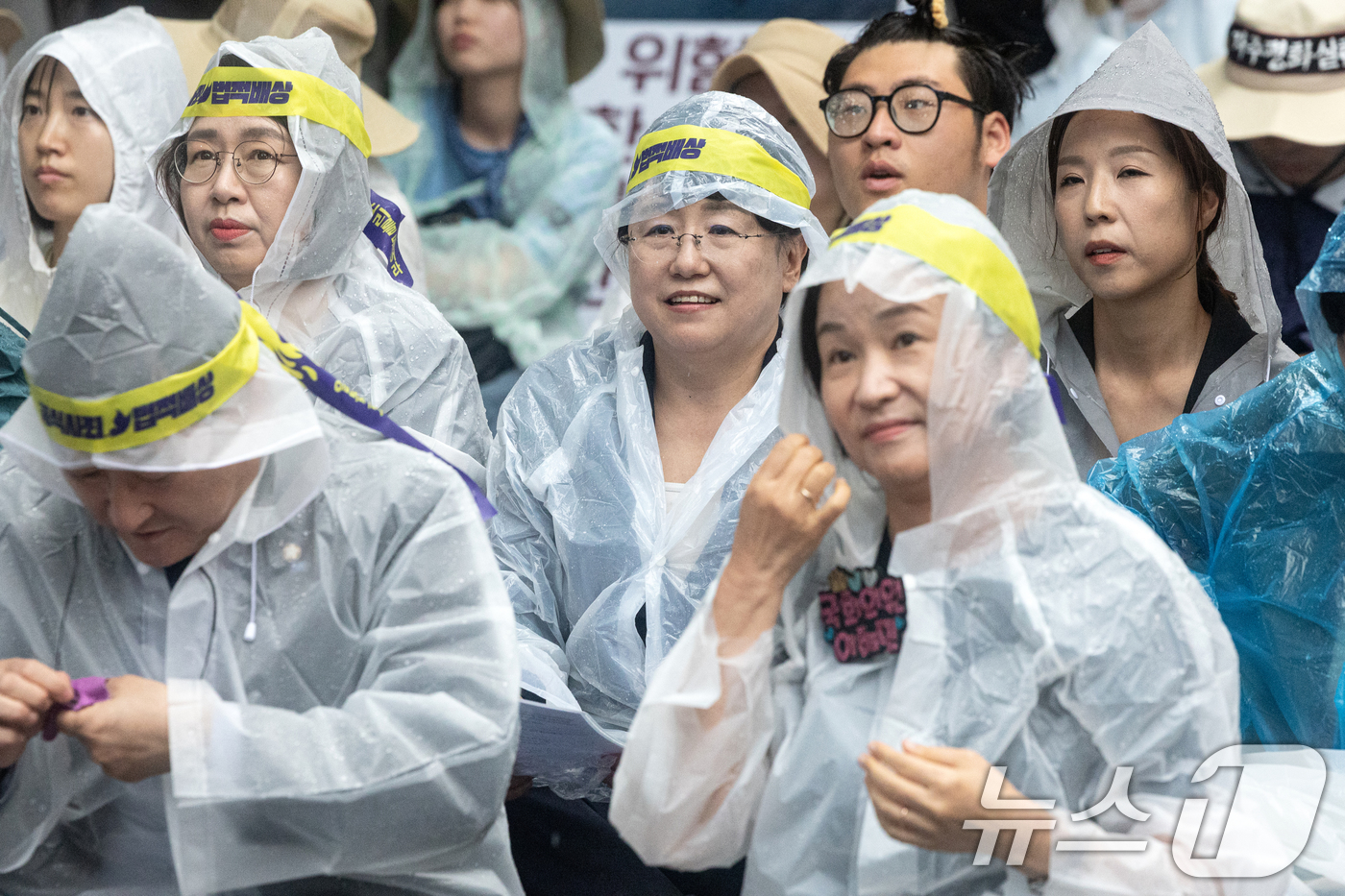 (서울=뉴스1) 이승배 기자 = 김선민 조국혁신당 당대표 권한대행이 13일 오후 서울 종로구 옛 일본대사관 인근에서 열린 일본군 위안부 문제 해결을 위한 제1713차 수요시위에 참 …