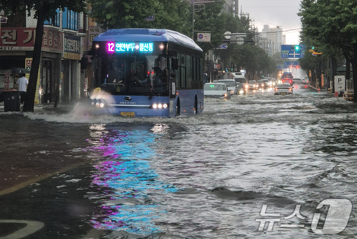 (인천=뉴스1) = 13일 오전 많은 비가 내리면서 인천 서구의 도로가 침수돼 있다. (독자제공.재판매 및 DB금지)2025.8.13/뉴스1