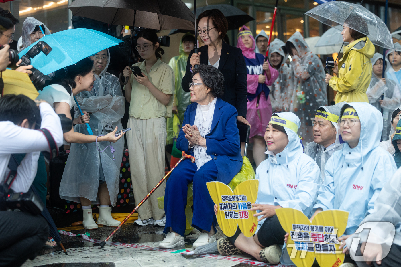 (서울=뉴스1) 이승배 기자 = 일본군 위안부 피해자 이용수 할머니가 13일 오후 서울 종로구 옛 일본대사관 인근에서 열린 일본군 위안부 문제 해결을 위한 제1713차 수요시위에 …