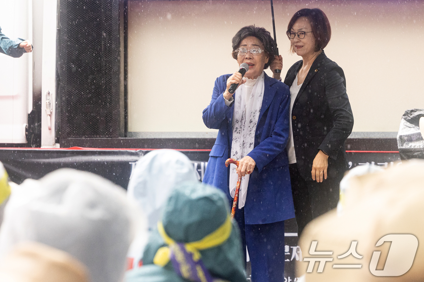 (서울=뉴스1) 이승배 기자 = 일본군 위안부 피해자 이용수 할머니가 13일 오후 서울 종로구 옛 일본대사관 인근에서 열린 일본군 위안부 문제 해결을 위한 제1713차 수요시위에서 …