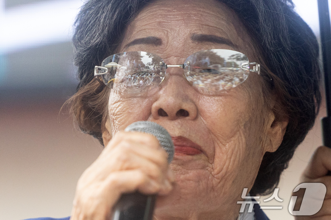 (서울=뉴스1) 이승배 기자 = 일본군 위안부 피해자 이용수 할머니가 13일 오후 서울 종로구 옛 일본대사관 인근에서 열린 일본군 위안부 문제 해결을 위한 제1713차 수요시위에서 …