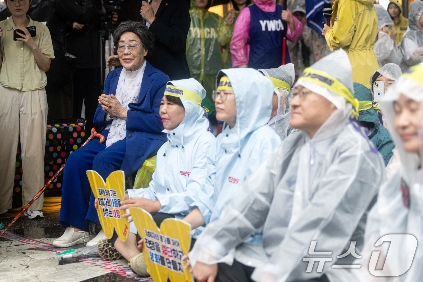 (서울=뉴스1) 이승배 기자 = 일본군 위안부 피해자 이용수 할머니가 13일 오후 서울 종로구 옛 일본대사관 인근에서 열린 일본군 위안부 문제 해결을 위한 제1713차 수요시위에 …