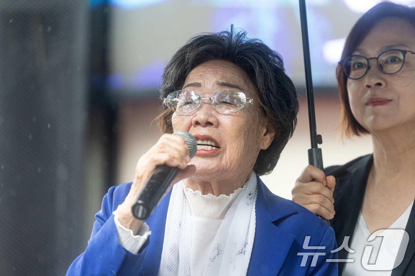 (서울=뉴스1) 이승배 기자 = 일본군 위안부 피해자 이용수 할머니가 13일 오후 서울 종로구 옛 일본대사관 인근에서 열린 일본군 위안부 문제 해결을 위한 제1713차 수요시위에서 …