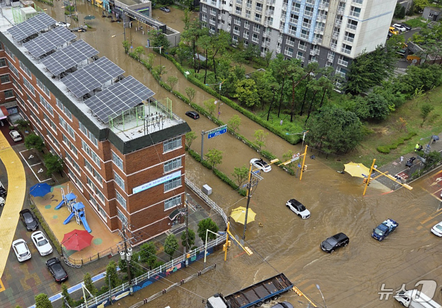 (서울=뉴스1) = 13일 오전 많은 비가 내리면서 인천 서구의 도로가 침수돼있다. (독자제공.재판매 및 DB금지)2025.8.13/뉴스1