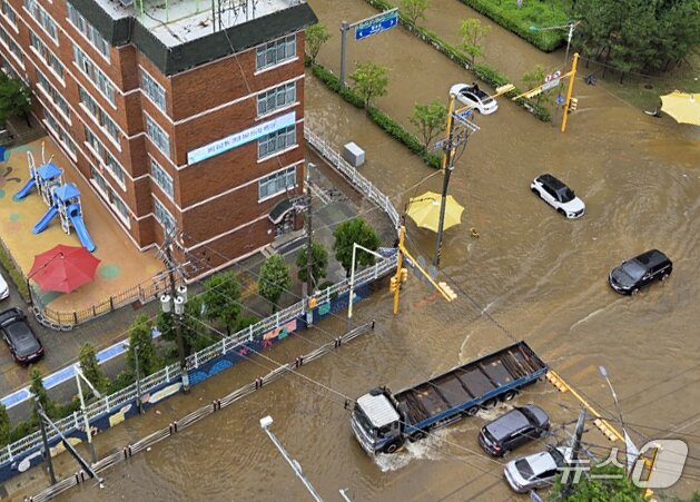 본문 이미지 - 13일 오전 많은 비가 내리면서 인천 서구의 도로가 침수돼있다. &#40;독자제공.재판매 및 DB금지&#41;2025.8.13/뉴스1