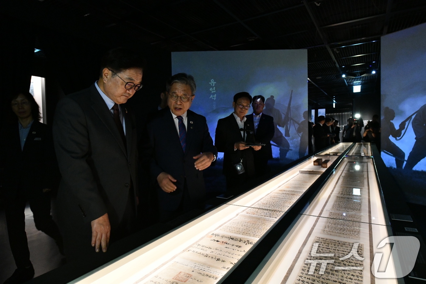 (서울=뉴스1) = 우원식 국회의장이 13일 서울 중구 덕수궁 돈덕전에서 열리고 있는 '빛을 담은 항일유산' 특별전을 찾아 허민 국가유산청장에게 전시 중인 '한말 의병 관련 문서' …