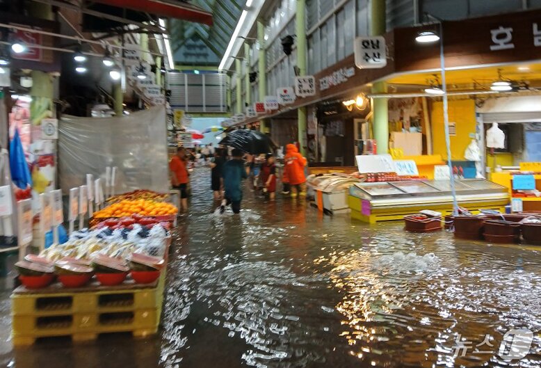본문 이미지 - 13일 오전 많은 비로 인천 서구 정서진중앙시장이 침수돼있다. &#40;인천소방본부 제공.재판매 및 DB금지&#41;2025.8.13/뉴스1