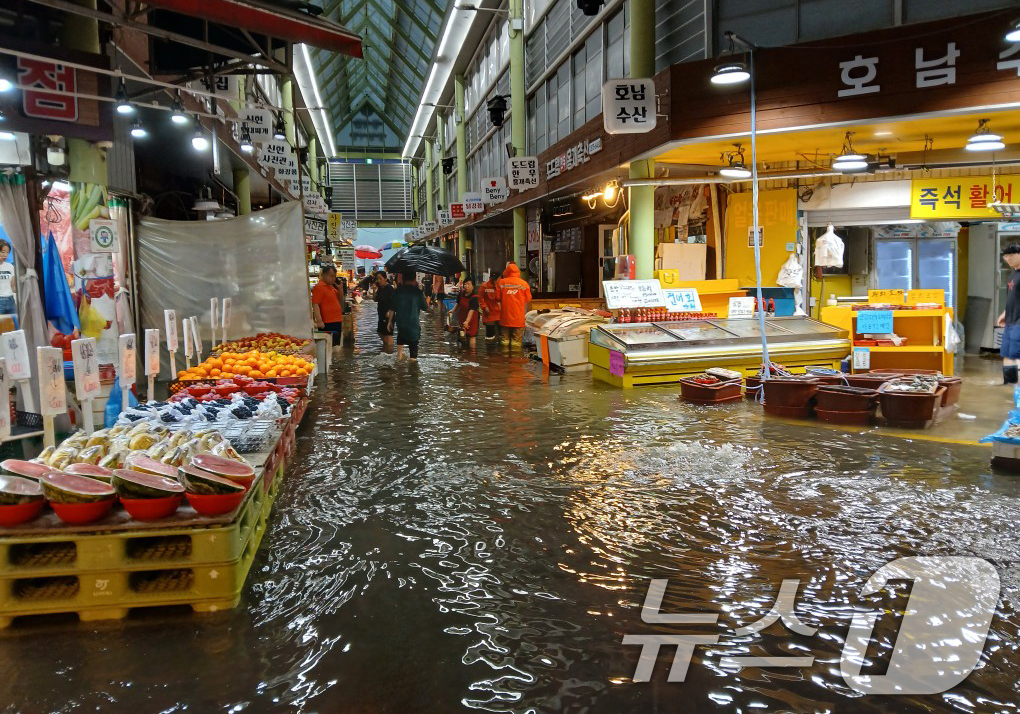 (인천=뉴스1) = 13일 오전 많은 비로 인천 서구 정서진중앙시장이 침수돼있다. (인천소방본부 제공.재판매 및 DB금지)2025.8.13/뉴스1
