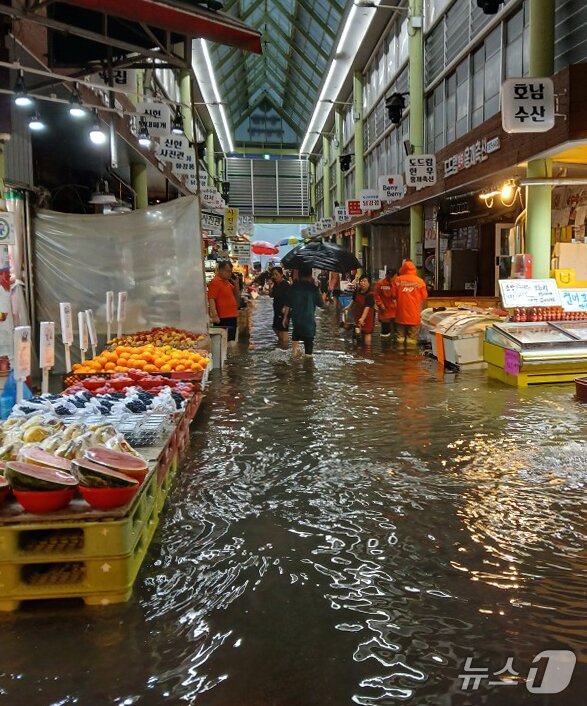 본문 이미지 - 13일 오전 많은 비로 인천 서구 정서진중앙시장이 침수돼있다. (인천소방본부 제공.재판매 및 DB금지)2025.8.13/뉴스1